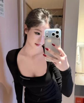 妩媚多姿的女人口活很好很热情