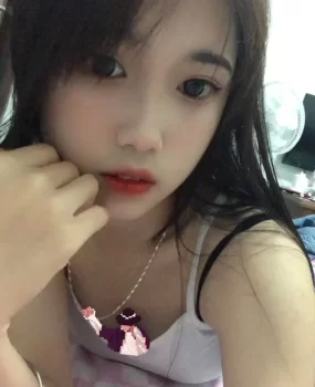 刚下水的小少女