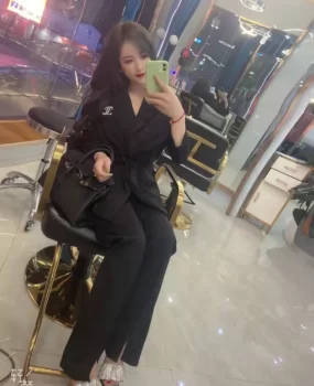 黑丝小美腿很诱人