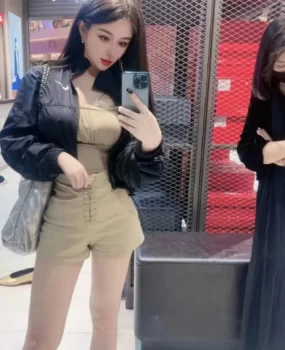 世纪广场探温柔御姐型妹子