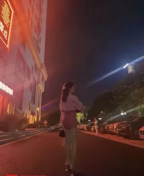 一个自聊自做的小姐姐