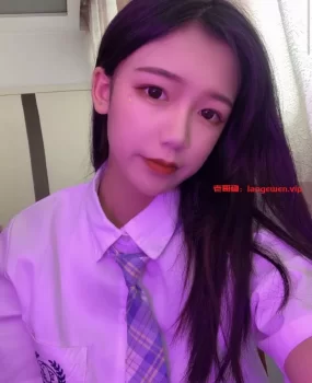 重庆学院派甜美少女性感美足美腿肉丝足交啪啪床上干到床前娇嫩呻吟