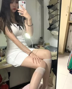 所有孔中都感觉到性，丝袜制服大长腿。水多逼紧