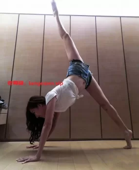 舞蹈妹子性感一字马各种姿势各种配合